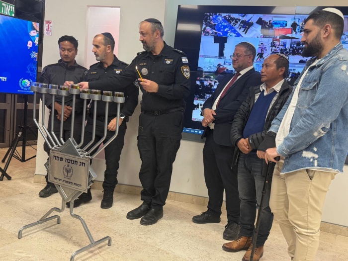 加入以色列IDF的瑪拿西後裔陣亡後,以色列政府為其從印度趕來奔喪的家人舉行記者會。(翻攝自FB@Shavei Israel)